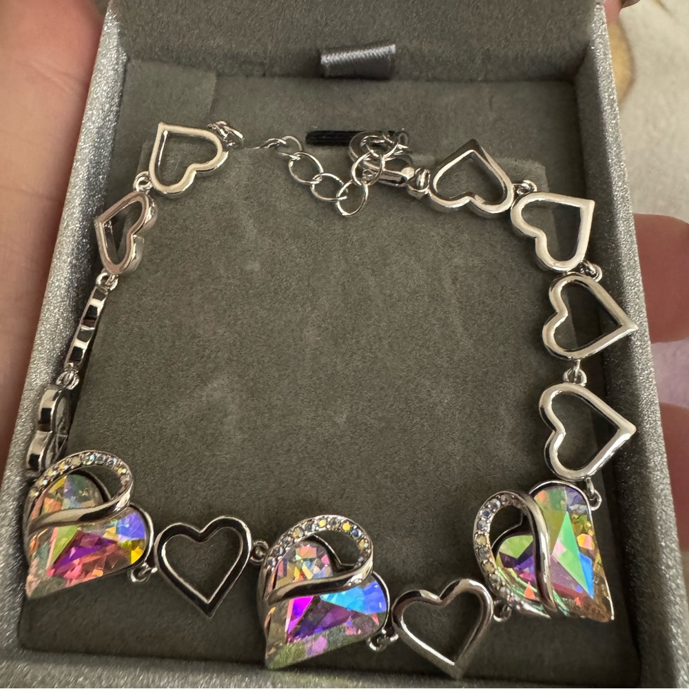 Elegant Silver Heart Bracelet with Iridescent Accents